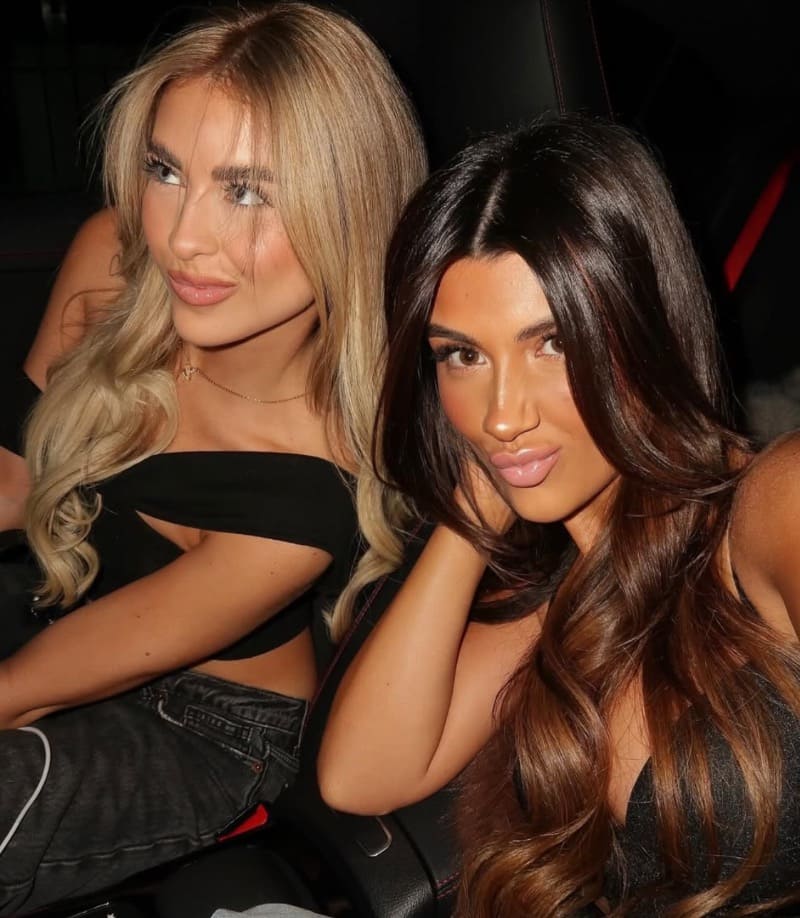Noemi met sexy vriendin