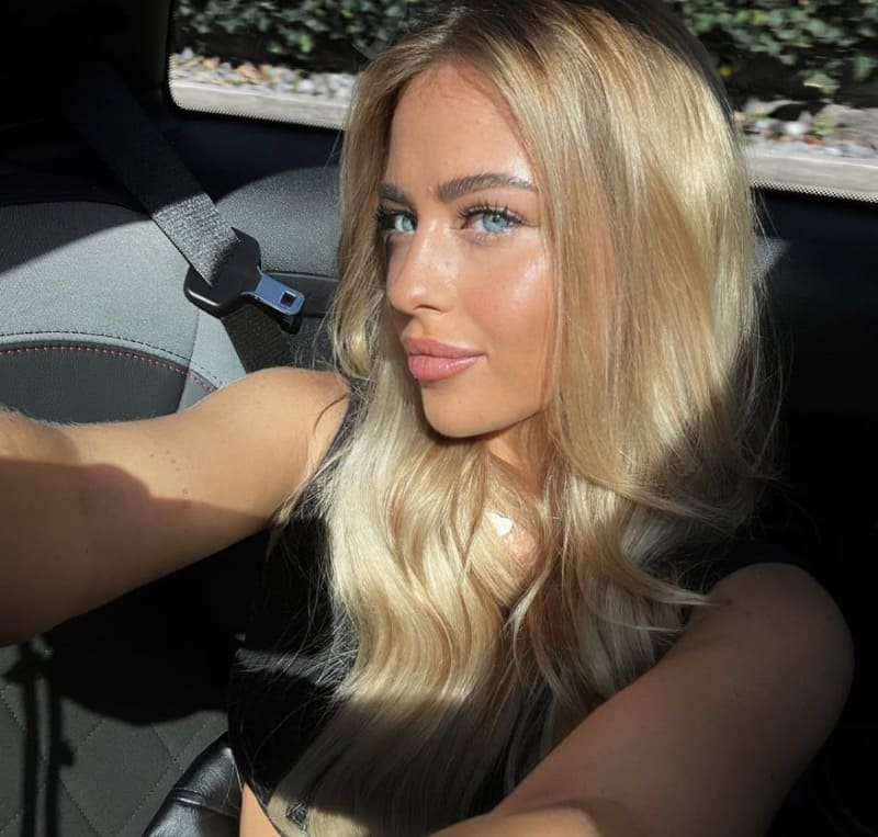 Noemi met sexy blonde haren