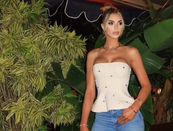 Sexy blondine in wit topje