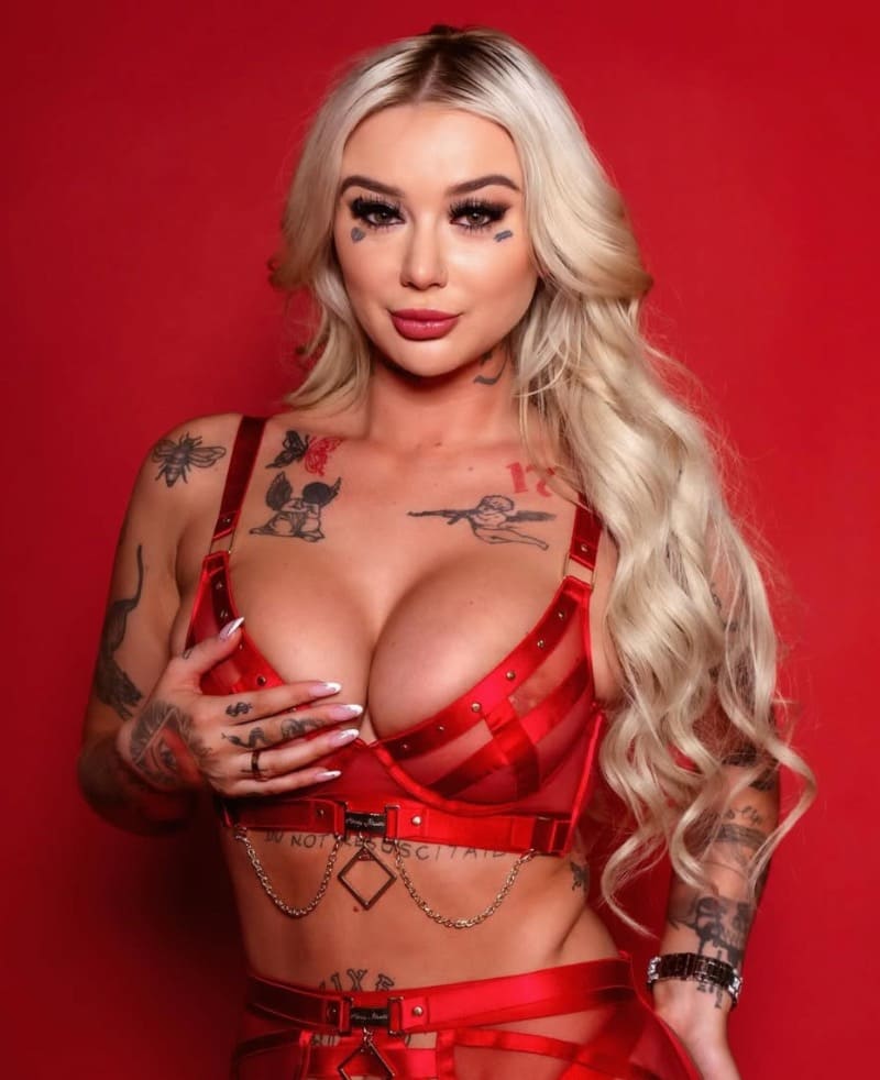 Jasmine in rode lingerie