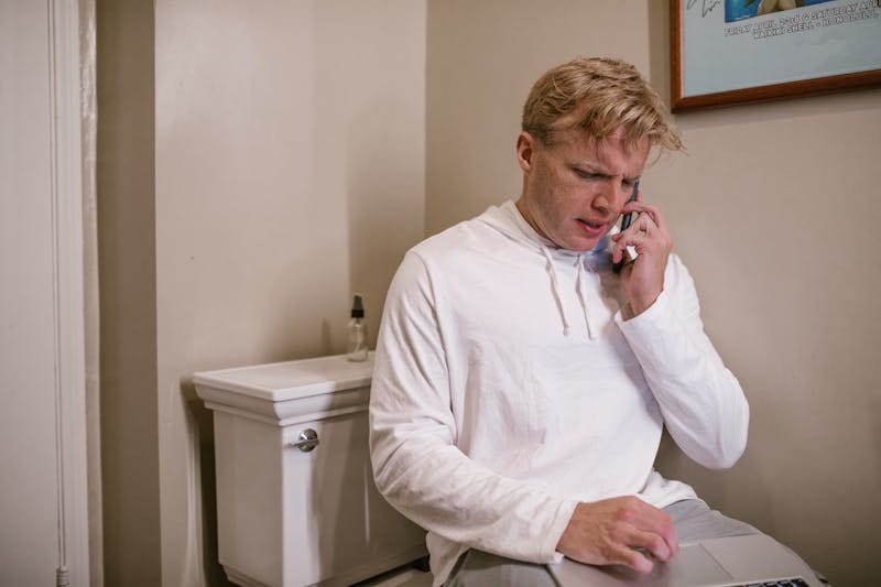 Man gebruikt telefoon en laptop op toilet en krijgt aambeien 