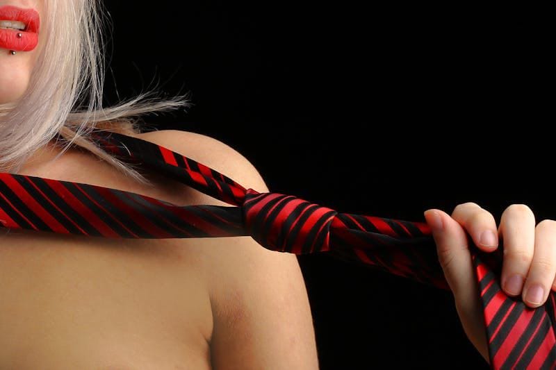 Persoon wordt vastgebonden in seksuele fantasieën 