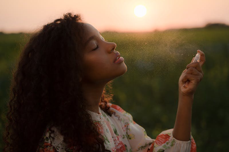 Vrouw gebruikt parfum e