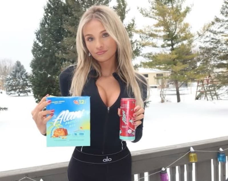 Alicia product sponsoring met diepe decolleté