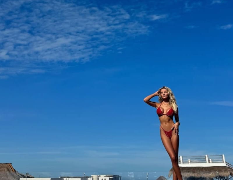 Babe in rode bikini