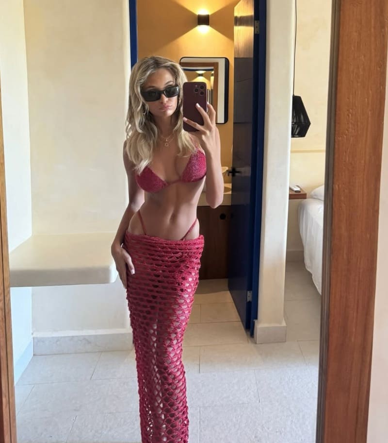 Alicia in sexy rode jurk