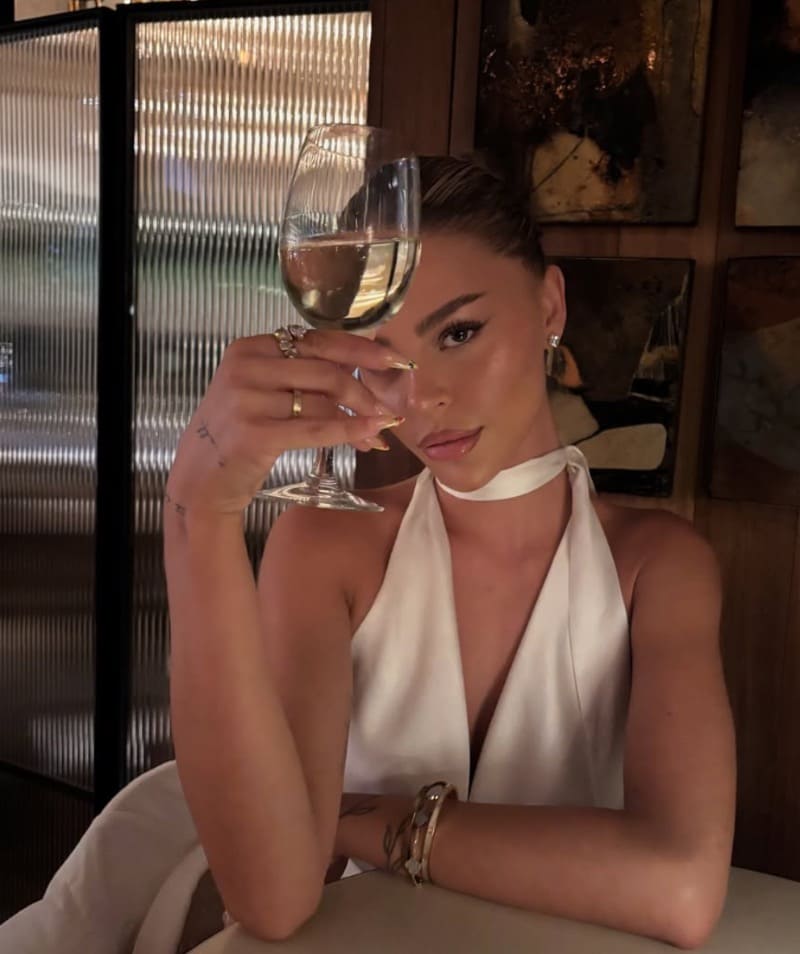 Blondine in restaurant met wijnglas