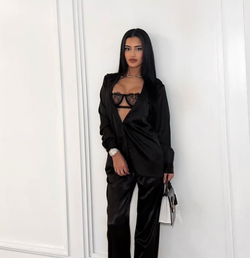 Sahia in zwarte lingerie onder outfit