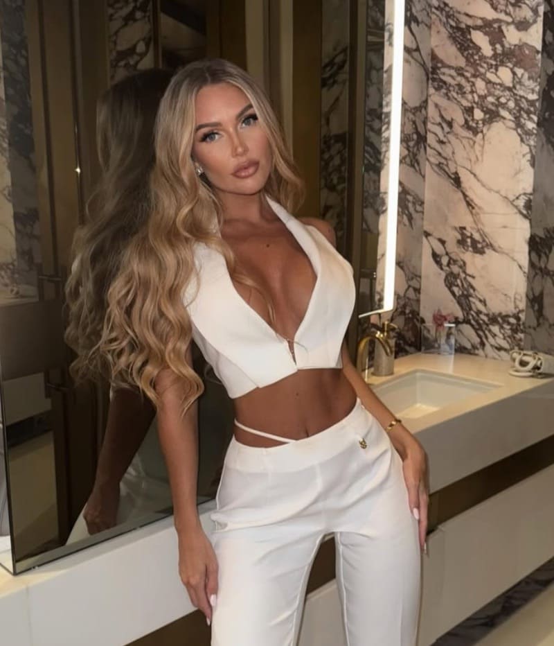 Babe in witte outfit