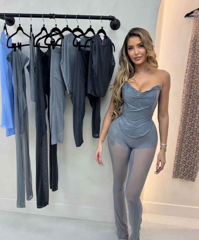 Sexy hottie in blauwe outfit