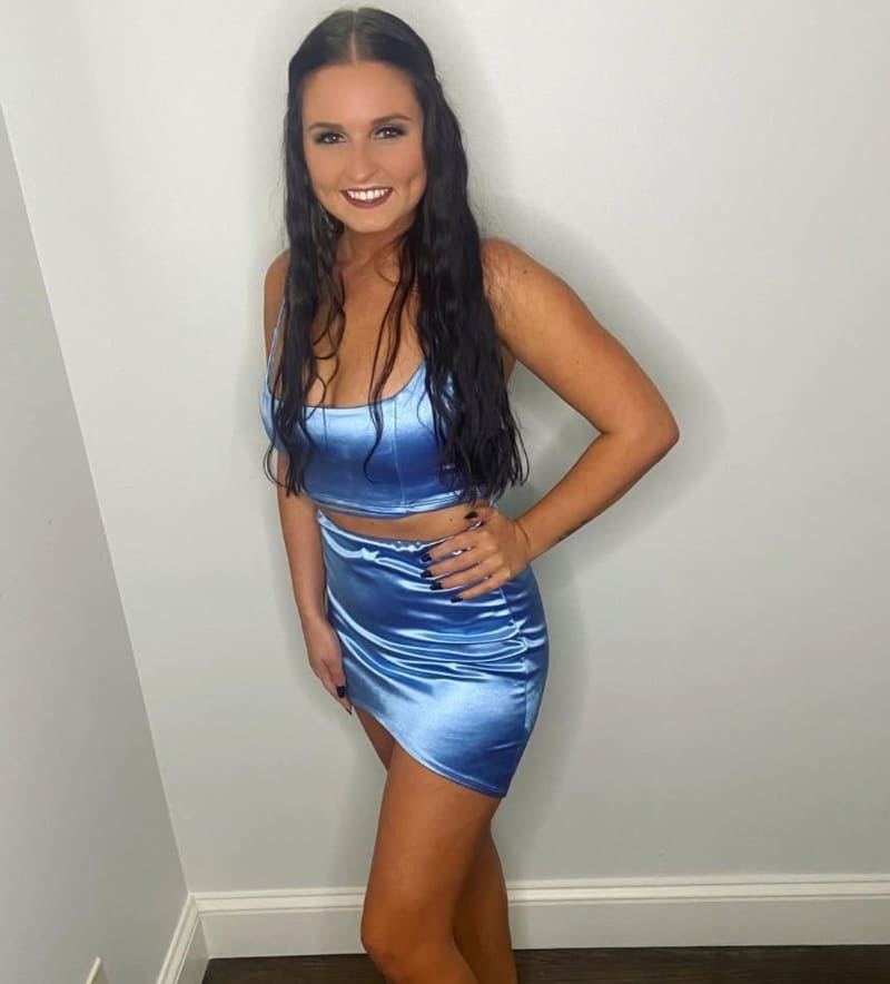 Halle in sexy blauwe jurk