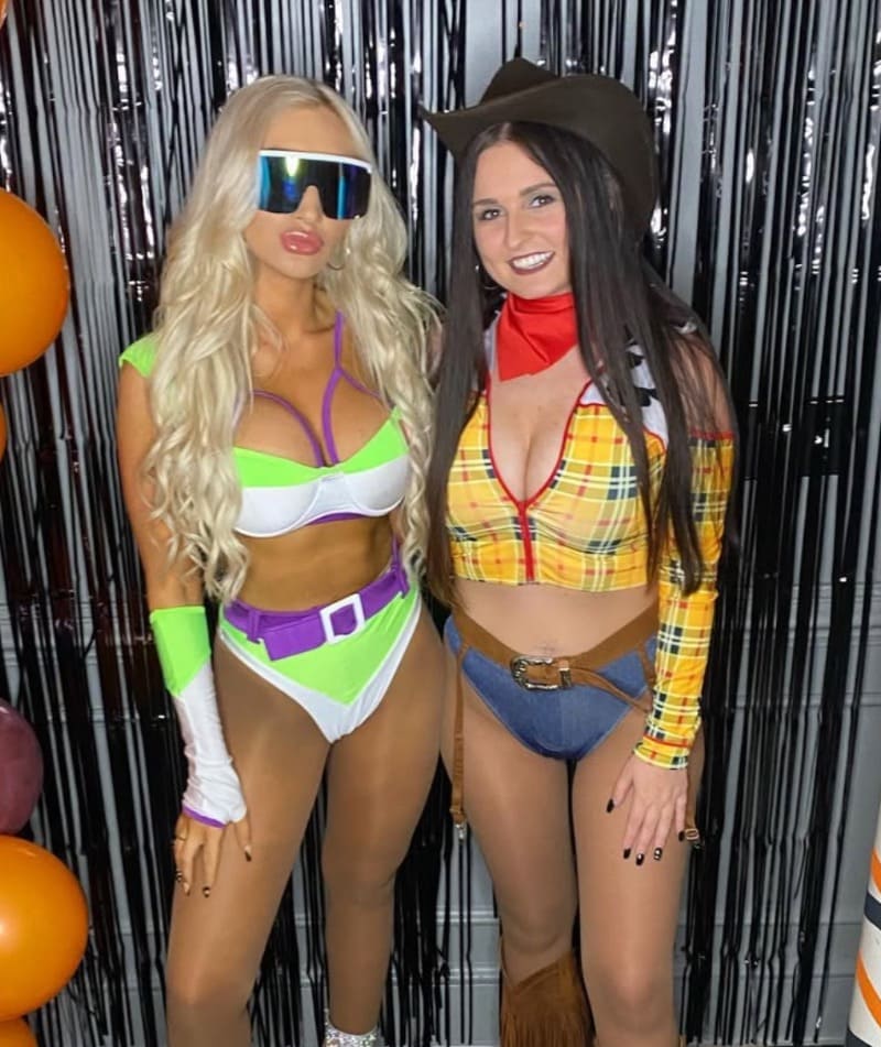 Halle in sexy outfit met brunette