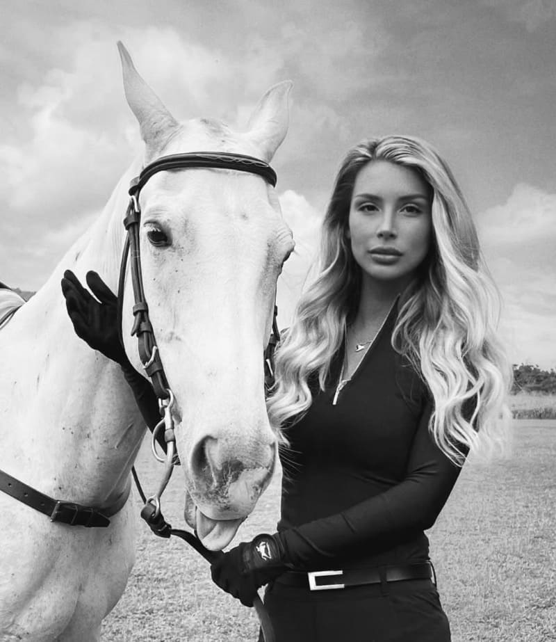 Blonde babe met paard