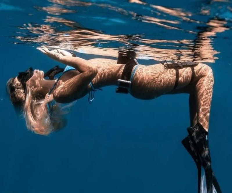 Nicole tegen water oppervlak