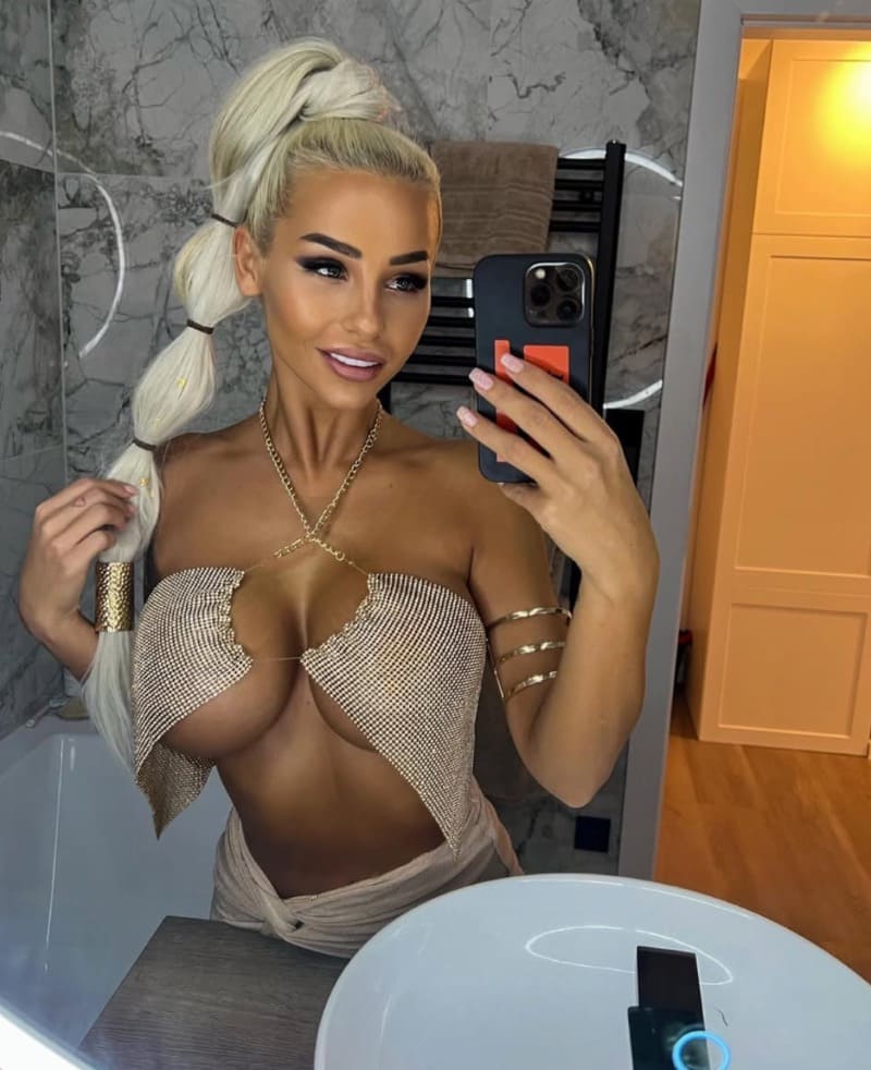 Babe in beige outfit