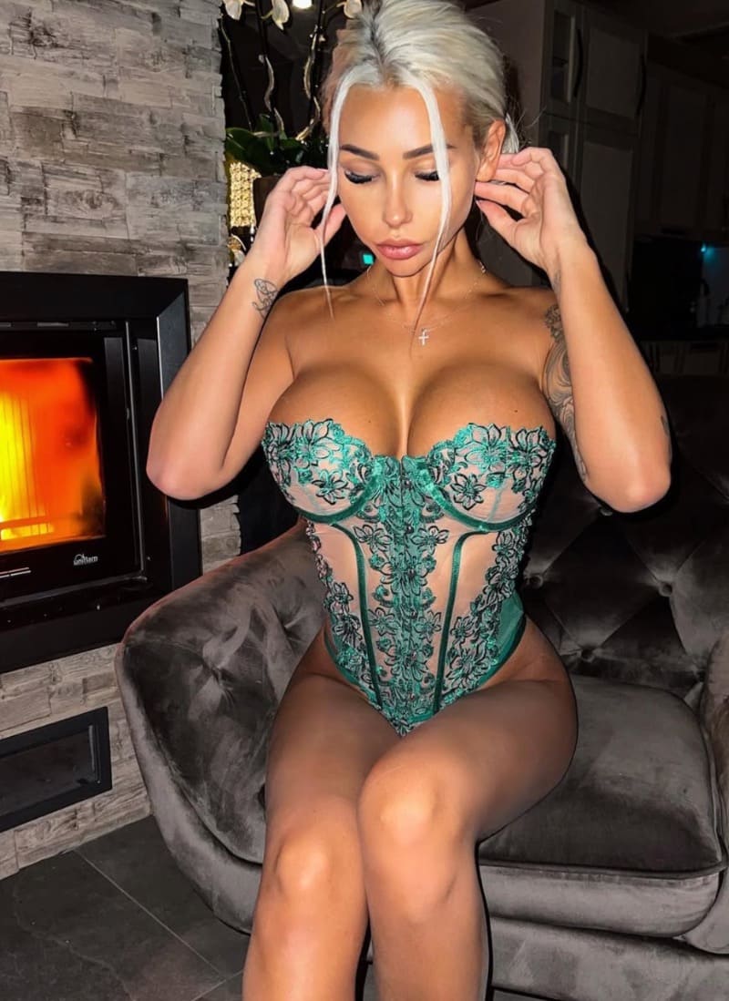 Nikola in groene lingerie