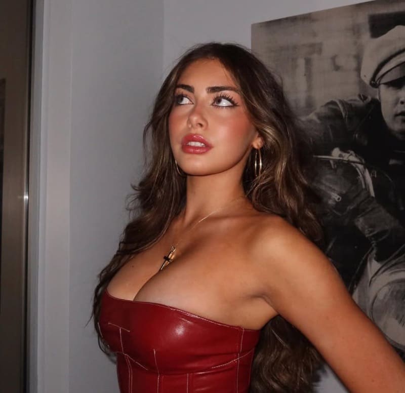 Yasmin in sexy rode jurk
