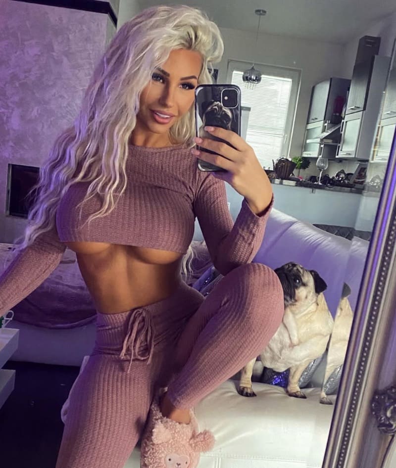Babe in pittige outfit