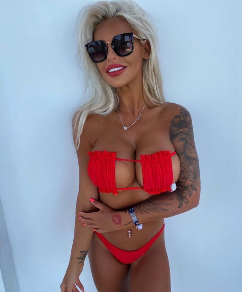 Babe in rode bikini