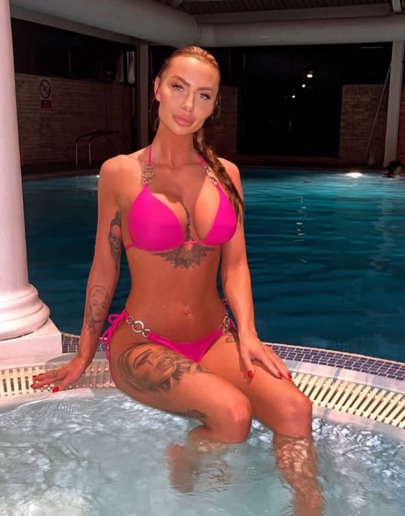 Babe met roze bikini