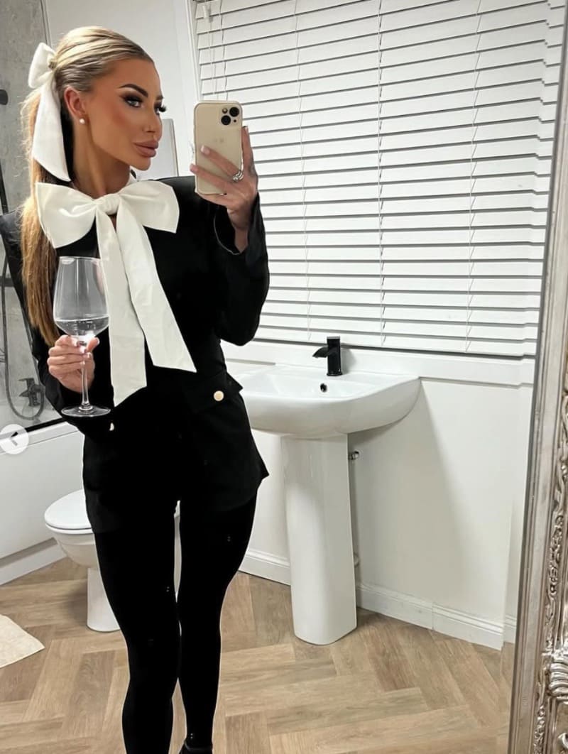 Mikaela in sexy outfit met witte strik