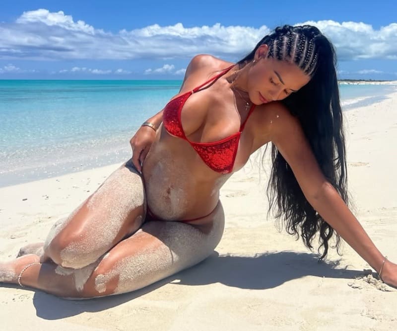 Katya op strand in rode bikini