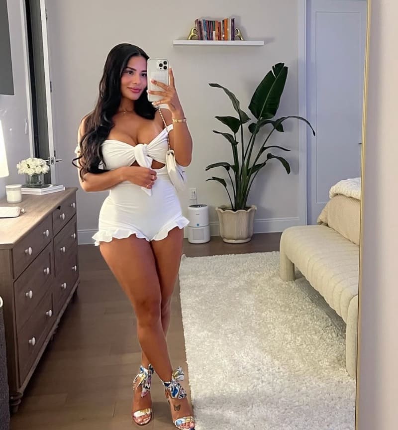 Sexy brunette in witte rok met sexy outfit