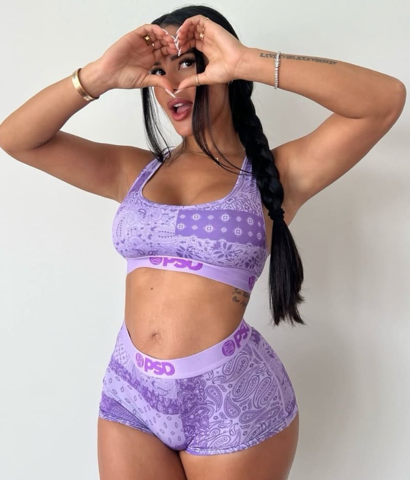 Sexy brunette in sport kleding