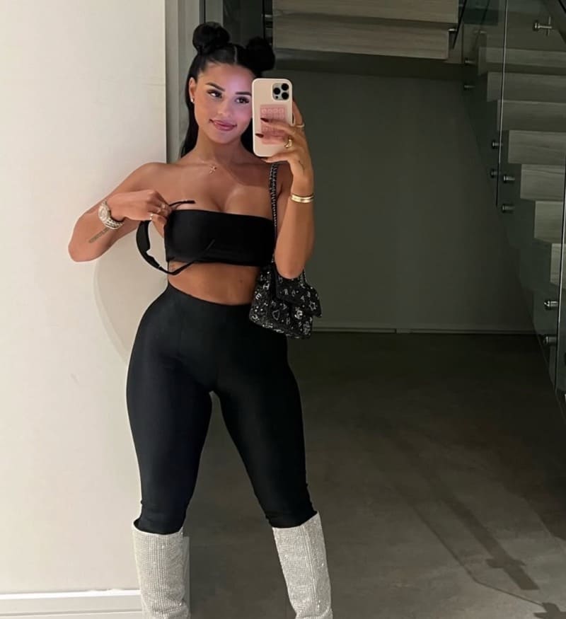 Katya in sexy outfitje 