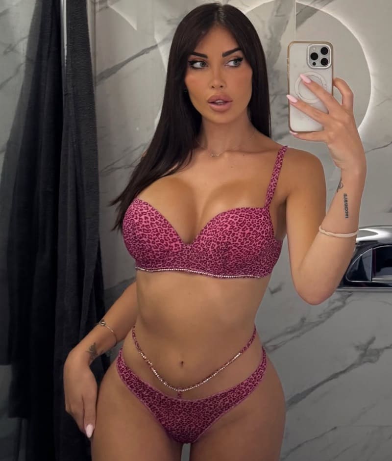 Martina in sexy paarse lingerie