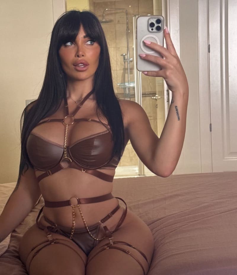 Sexy dame in bruine lingerie