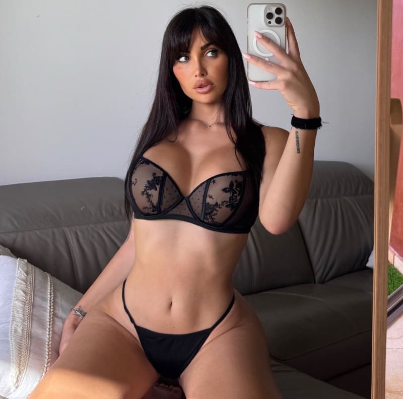 Sexy babe in zwarte lingerie