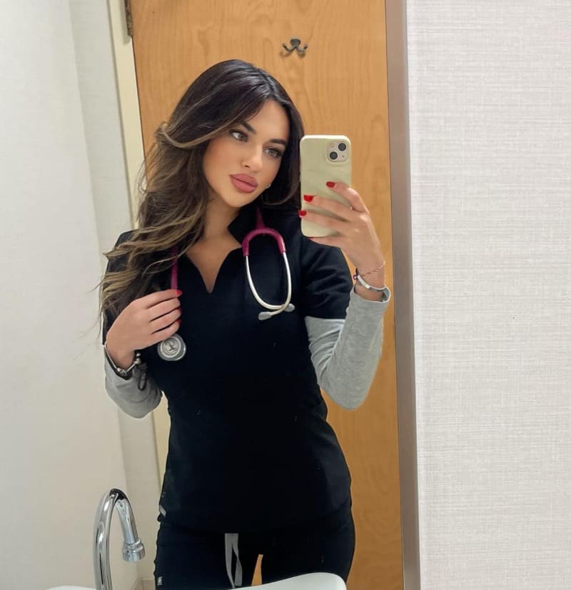 Natalie in dokters outfit