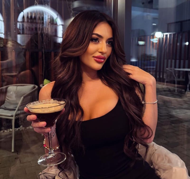 Natalie in sexy zwart