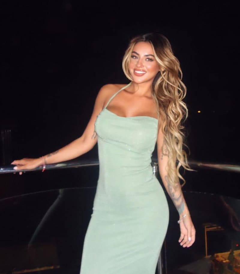 Natalie in mintgroene jurk