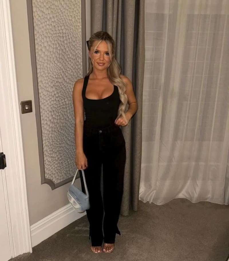 Laurie in sexy zwarte jurk