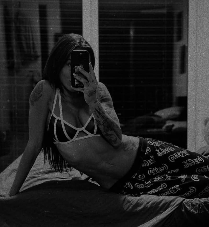 Mati in lingerie op bed
