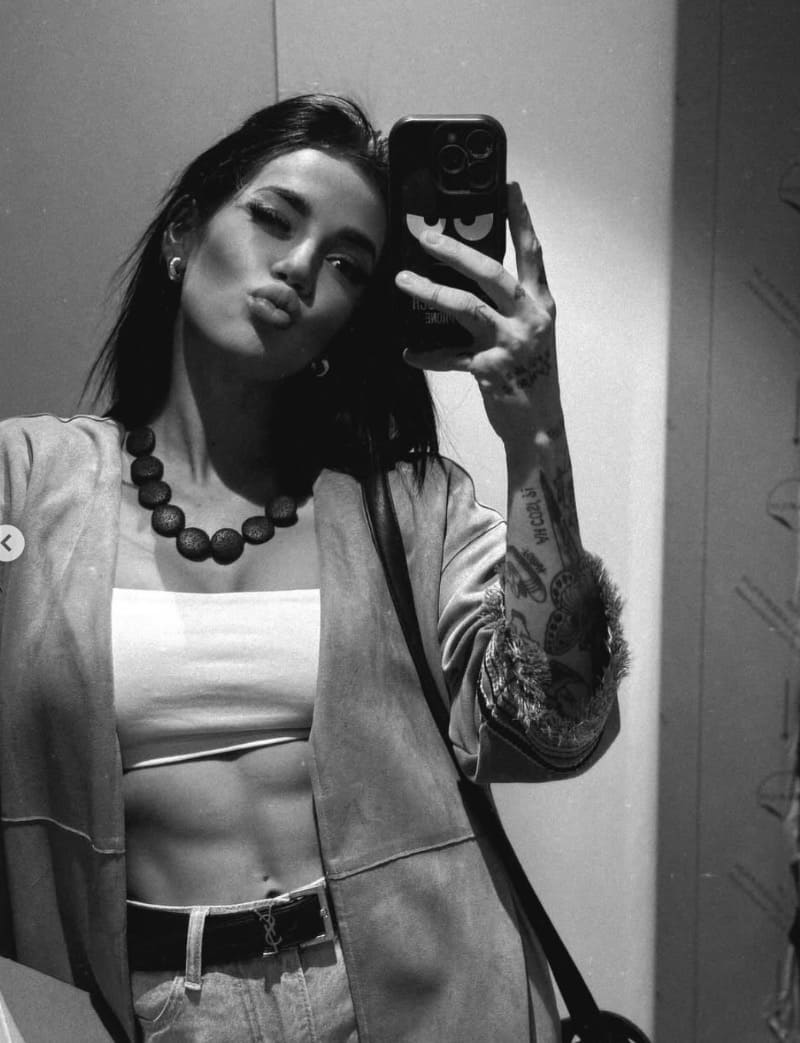 Babe met sixpack in sexy outfit