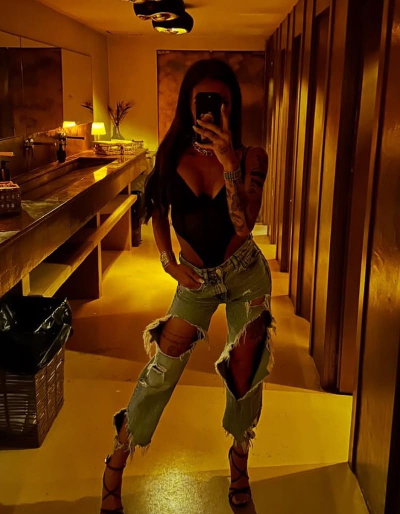 Mati in sexy outfit