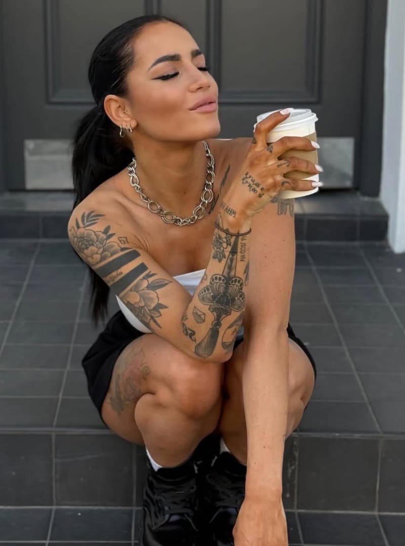 Hete brunette met koffie