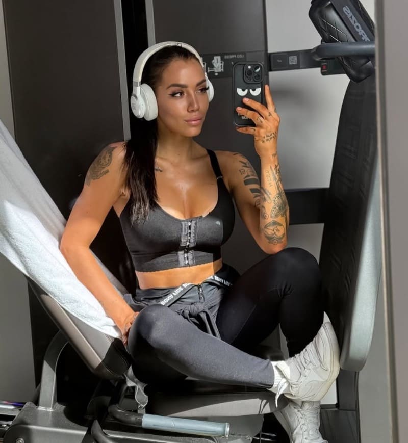 Mati in sexy sport outfit
