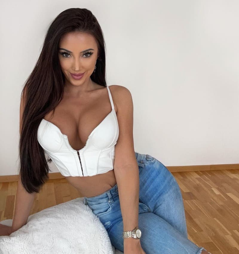 Aneta in sexy topje