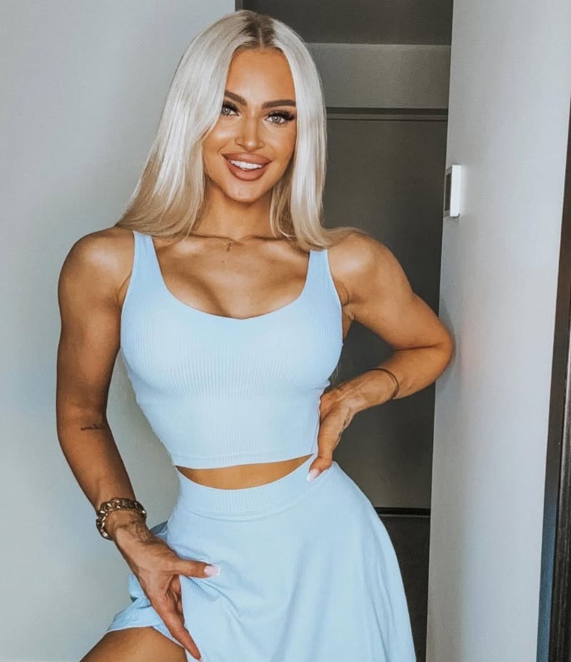 Babe in blauwe sport outfit
