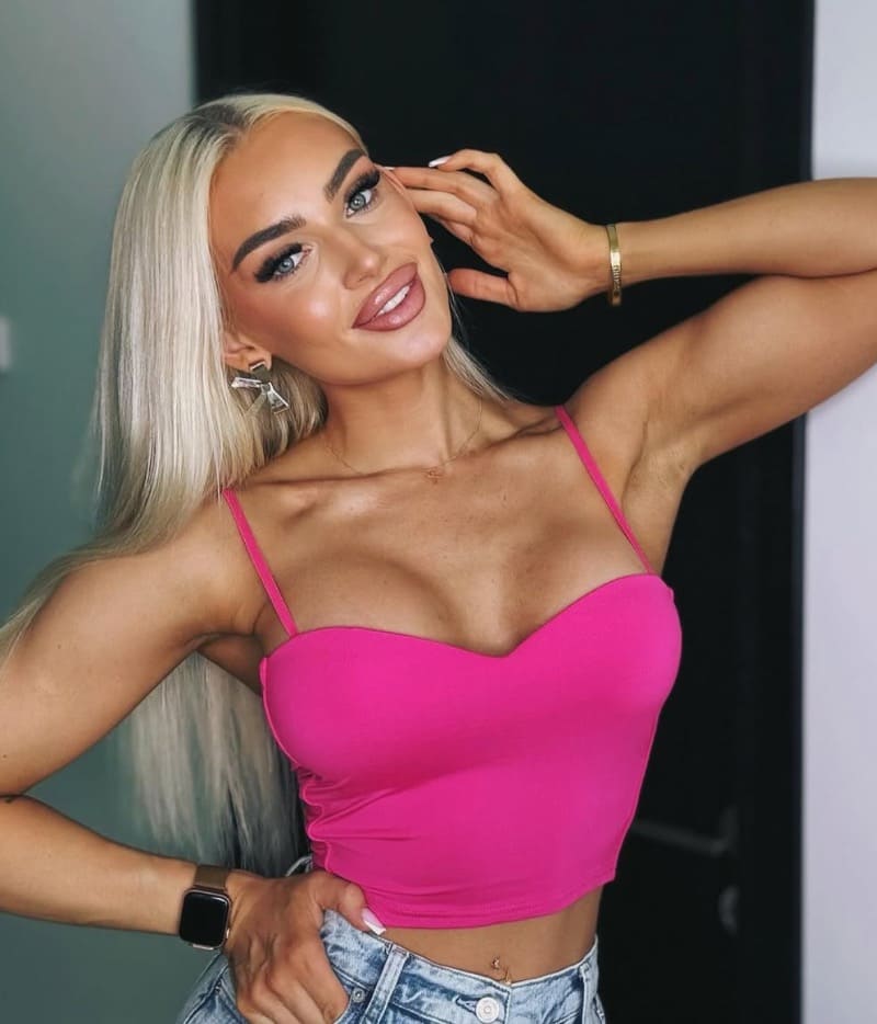 Babe in sexy roze topje