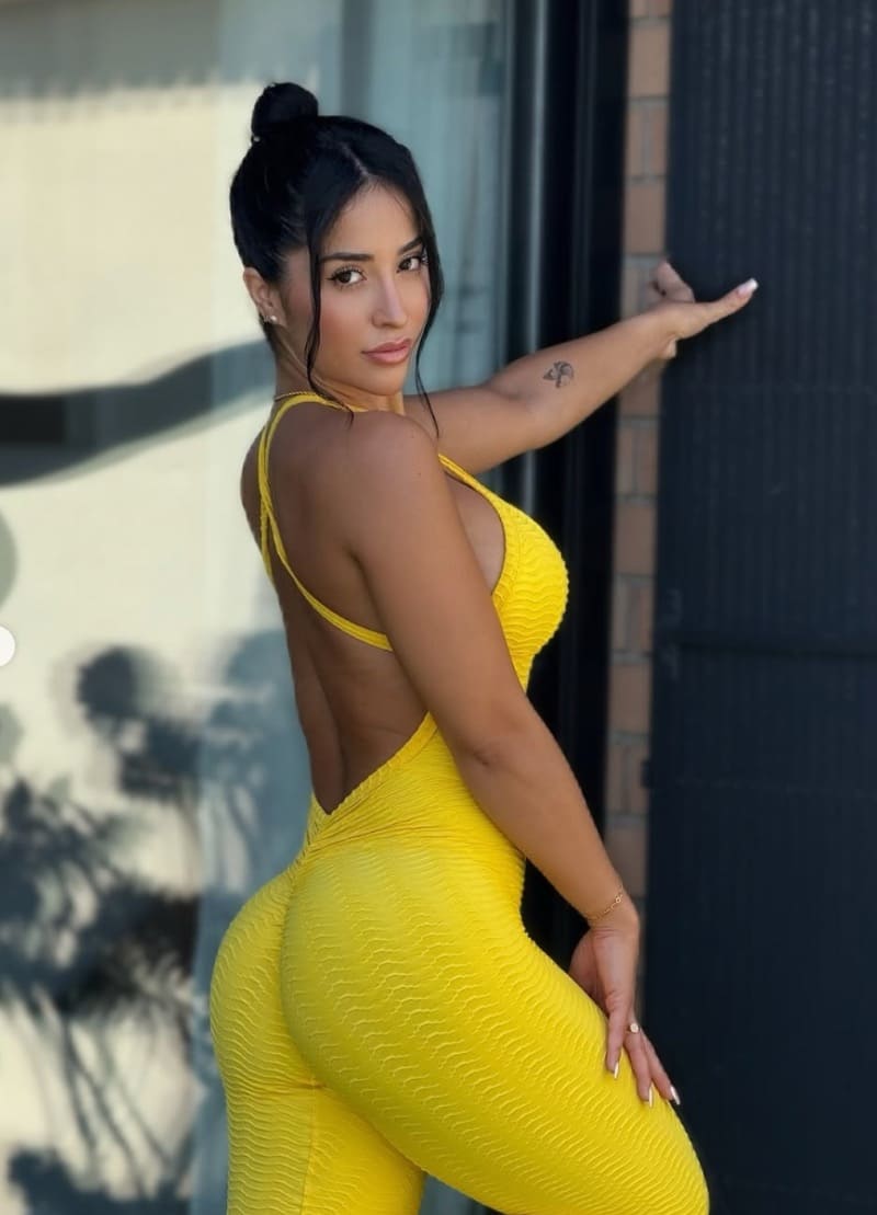 Melanie showt billen in strakke gele outfit