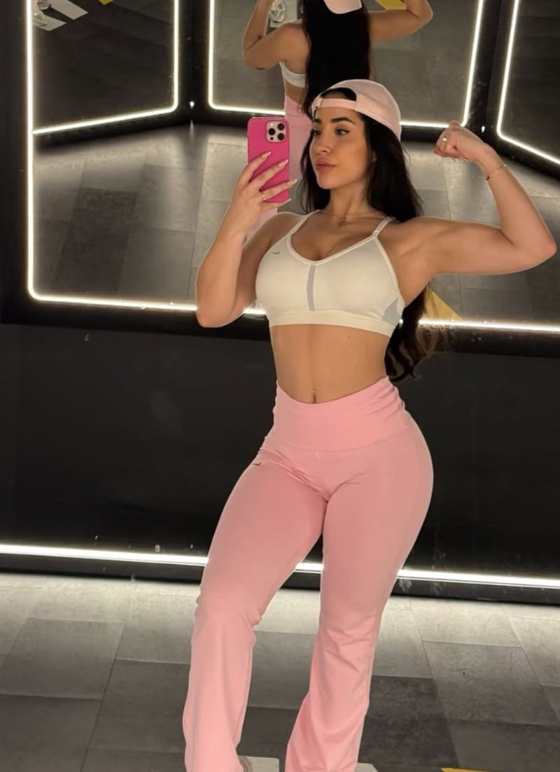 Melanie in sexy roze sportbroek