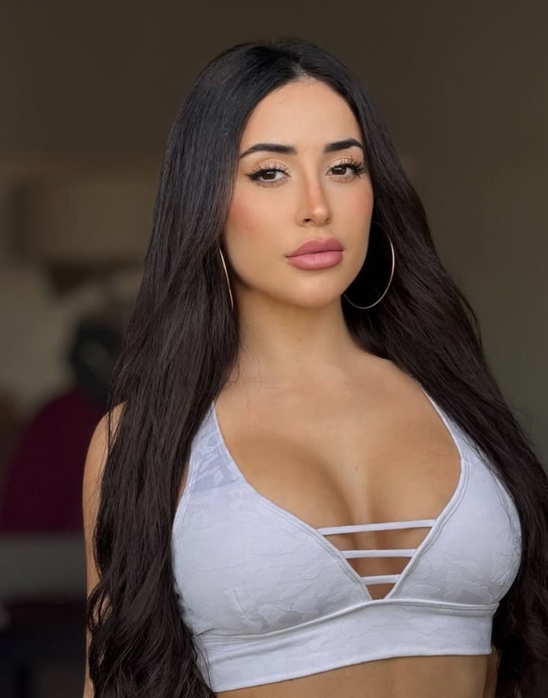 Sexy dame in wit topje met dikke tieten