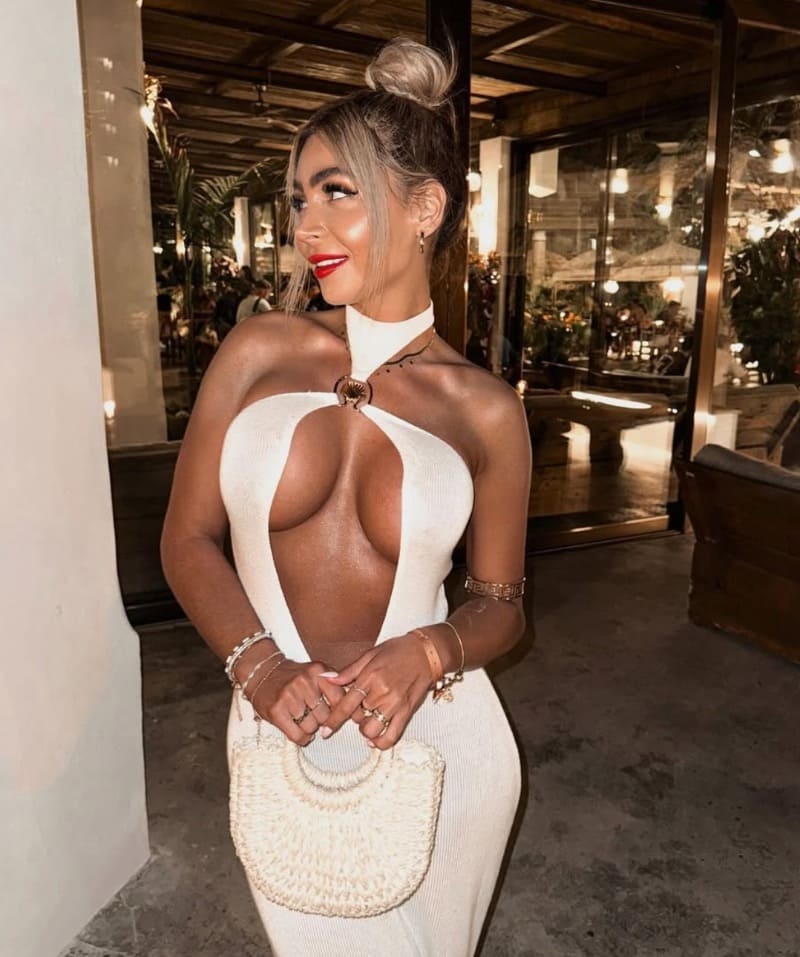 Sexy dame in witte jurk