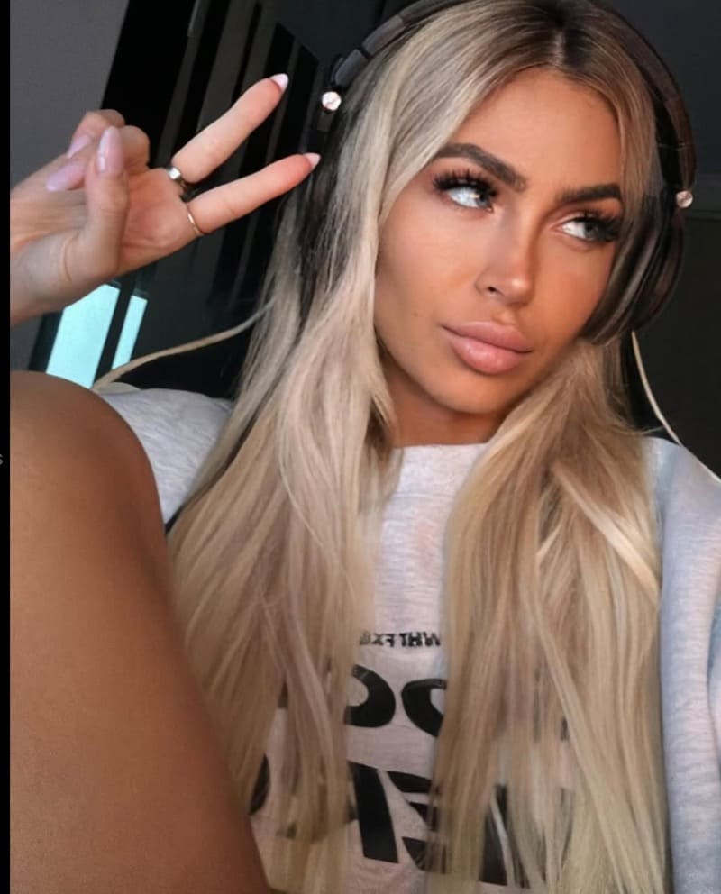 sexy blondine in auto