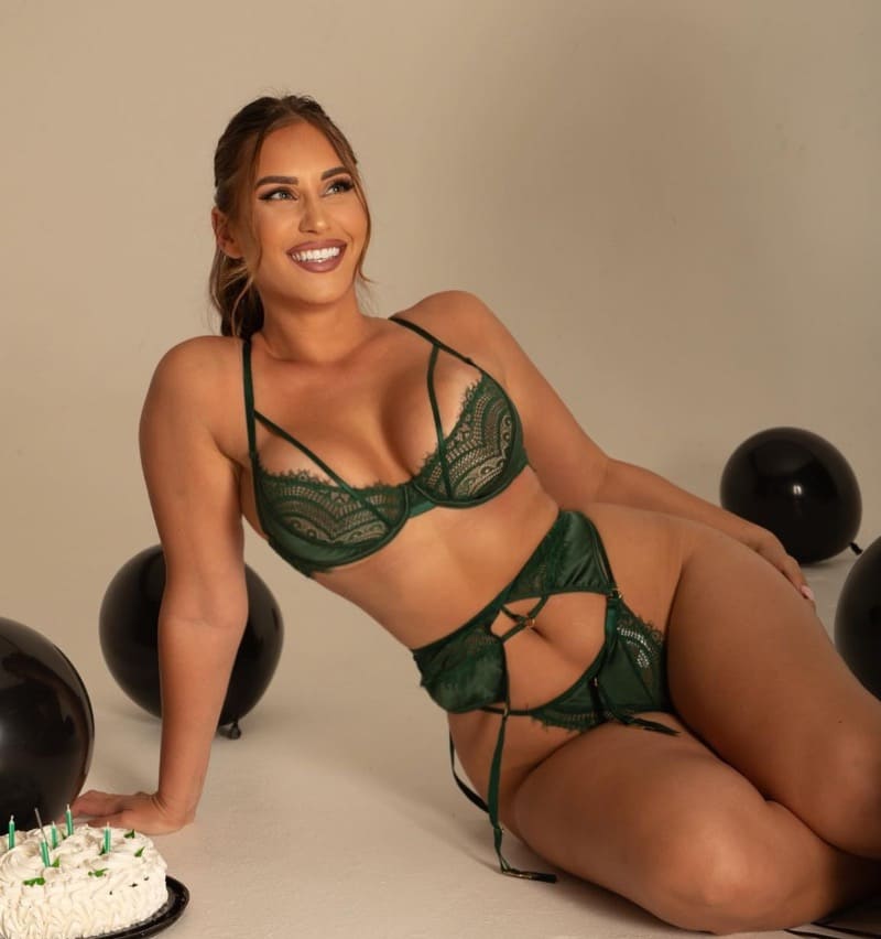 Babe in green lingerie 